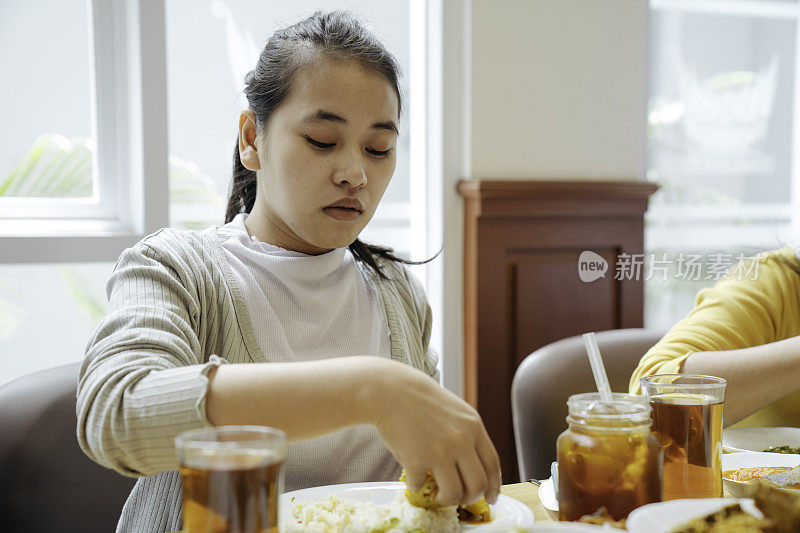 大家庭一起吃印尼饭