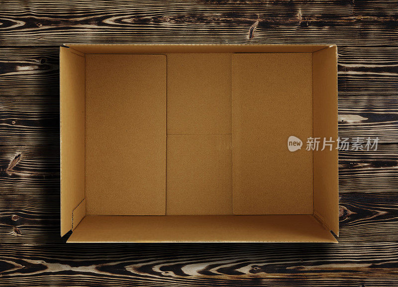 封闭射击纸盒胶带和隔离在一个木制背景。