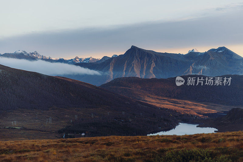 欣赏日落徒步到挪威山上的湖