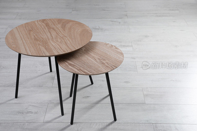 室内空的木制嵌套桌，放置文字的空间。现代风格的家具
