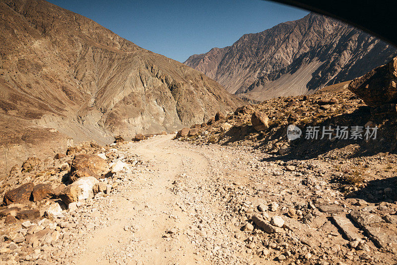 喜马拉雅山上的碎石路