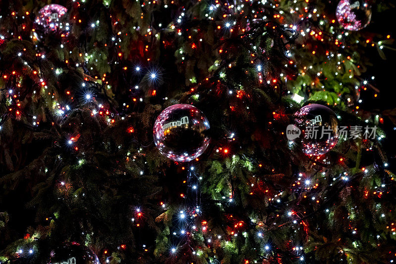 伦敦科文特花园的圣诞树彩灯和小玩意