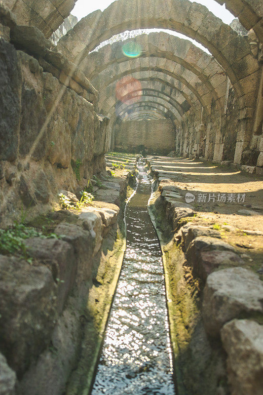 Agora古董城:水渠