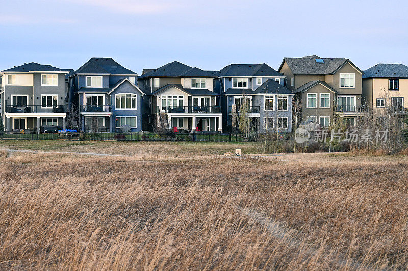 坐落在山上的大型独立家庭住宅