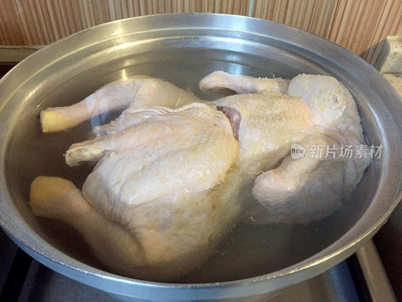 生鸡肉在锅里煮