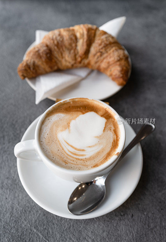 意大利咖啡:咖啡吧的cornetto和cappuccino