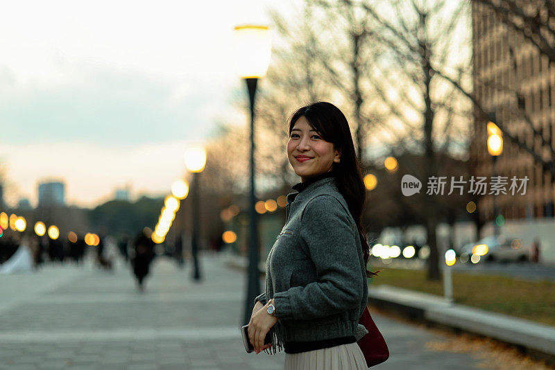 美丽的年轻女子享受夜晚的城市风景