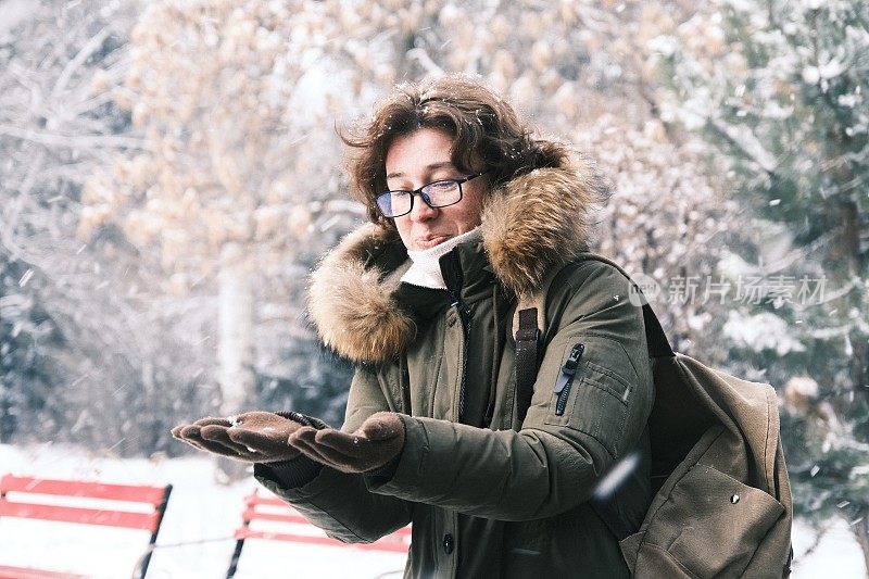 女子正在享受降雪