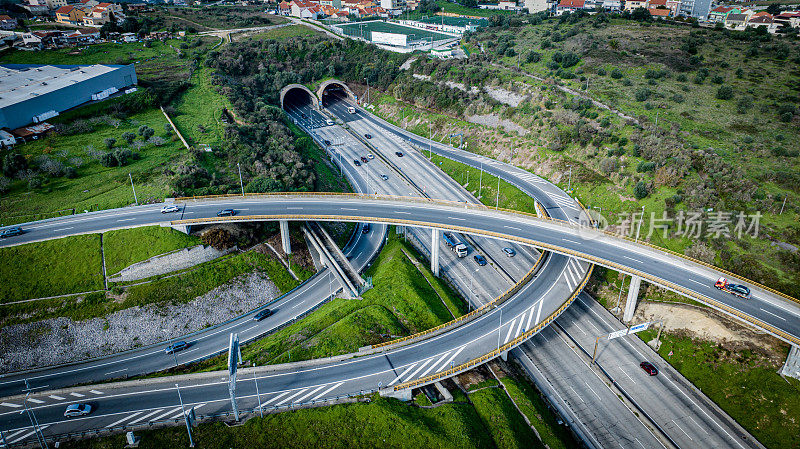 葡萄牙道路和桥梁沿途的航拍图像，过境的航拍图像