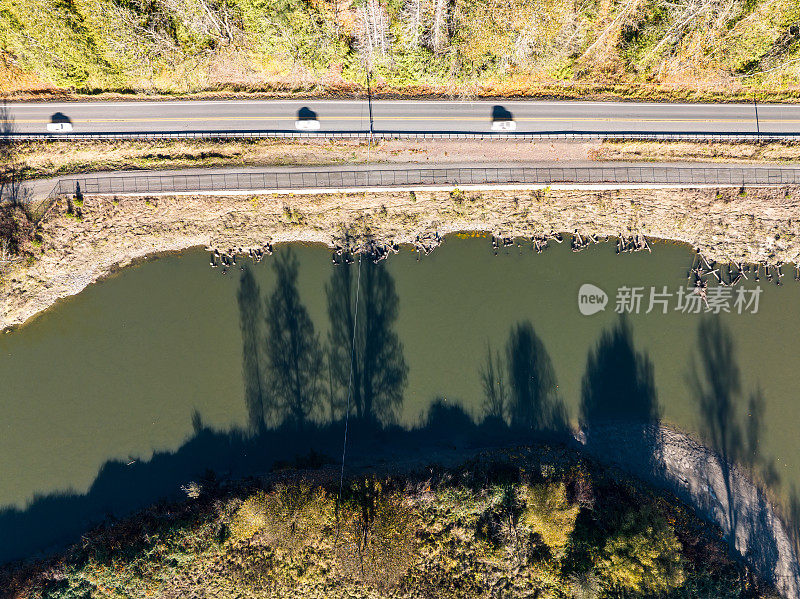 车辆在河谷的高速公路上行驶