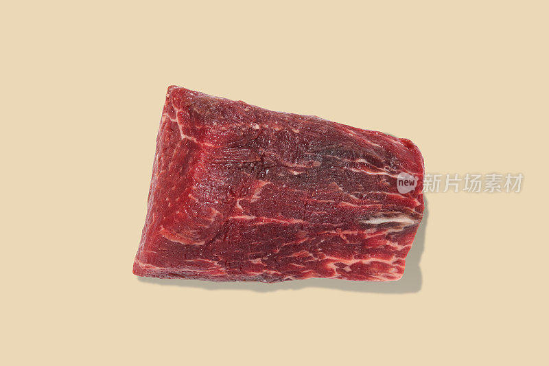 牛柳牛排在彩色背景上切肉
