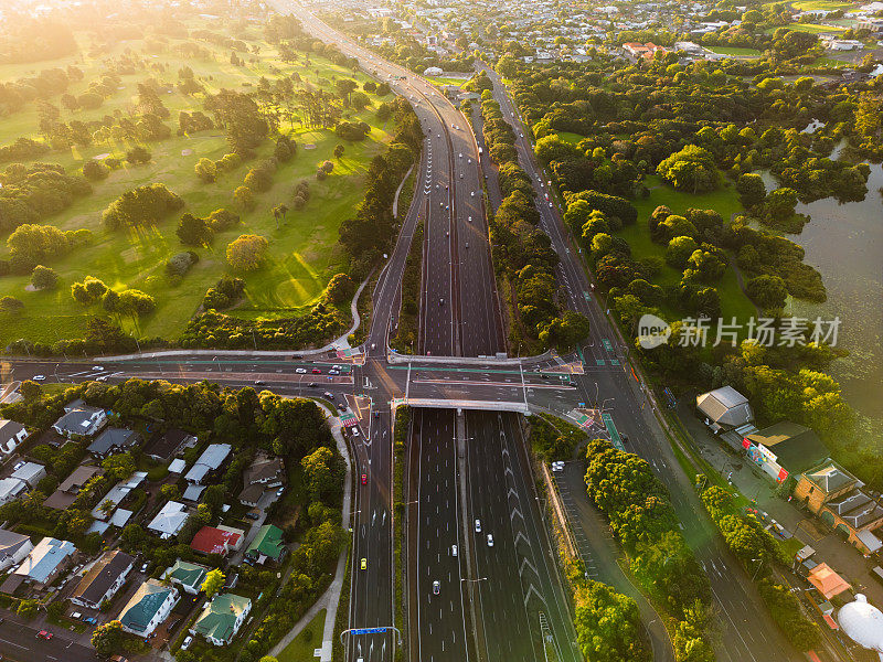 郊区高架道路和交通的鸟瞰图。