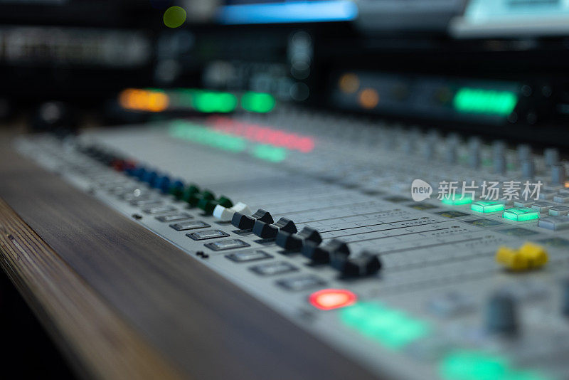 录音室设备的特写，混音器或控制台，在录音室或在收音机