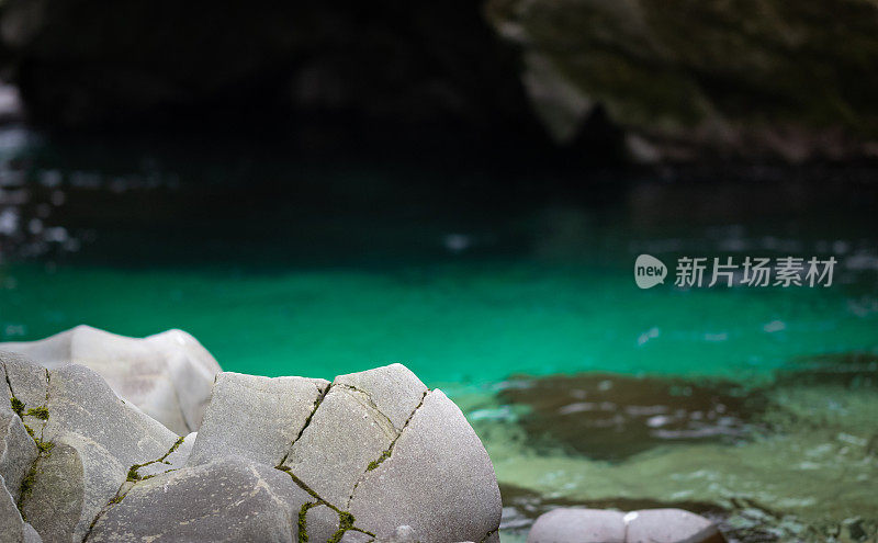 徒步旅行者在徒步旅行中发现了大自然隐藏的美丽