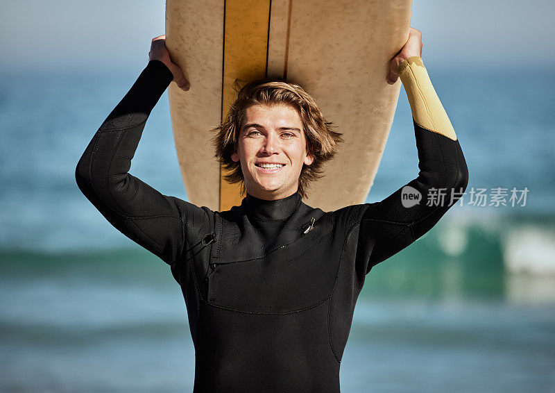 健身，海滩和冲浪者的肖像与冲浪板锻炼，假期的乐趣和冒险。水上运动，旅行和男子运动员冲浪在澳大利亚的热带假日的海洋。