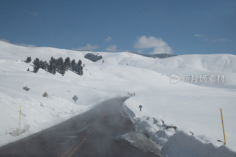 蒙大拿州，黄石拉马尔谷高速公路上厚厚的积雪和蒸汽