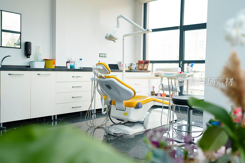 空牙科诊所与牙医的椅子和托盘