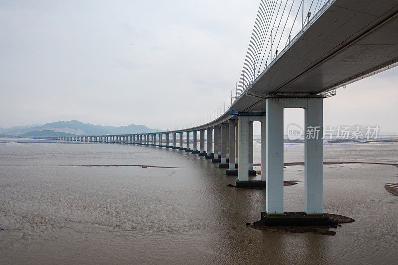 暴雨前跨海大桥上的交通流量