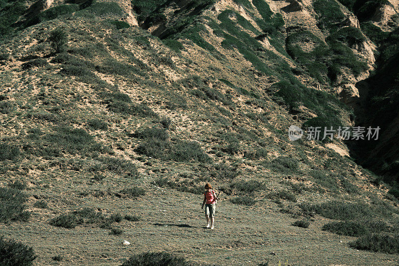 快乐的女游客正在拍摄她的登山视频