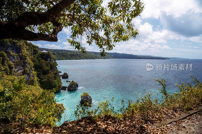 悬崖岩石形成与清晰的蓝天史诗视图