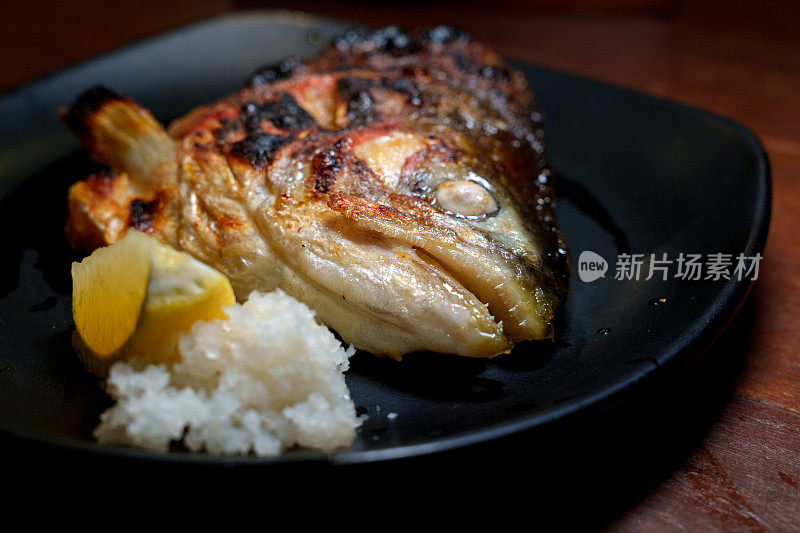 盐烤三文鱼鱼头，一道美味的日本料理。