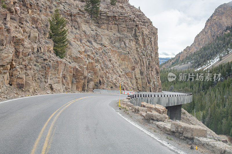 美国西部黄石生态系统的岩石公路，