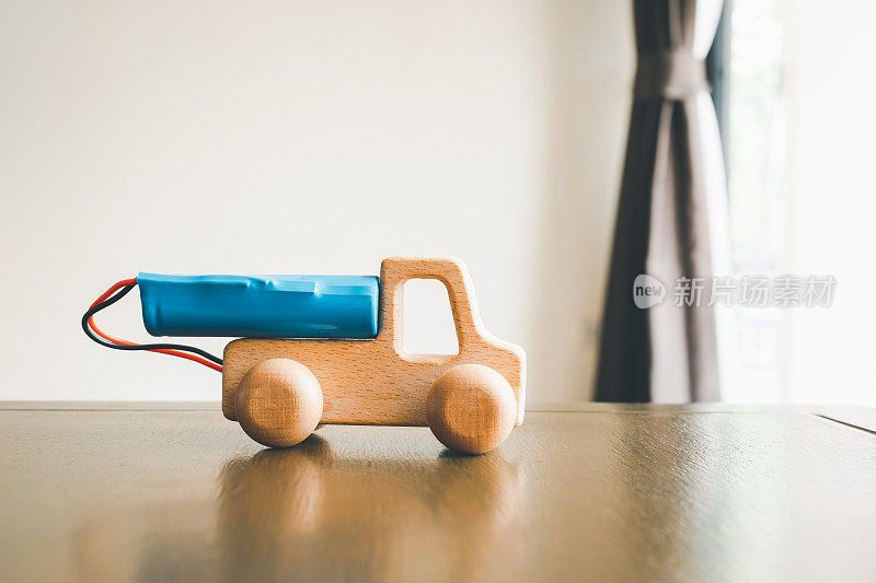 木质汽车采用电线和锂电池的概念，使用电动汽车的清洁能源、充电站。情况的议案。