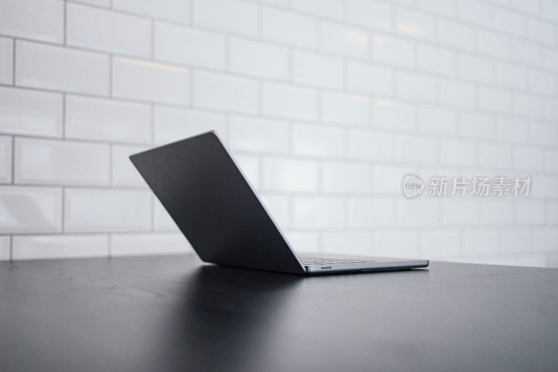 办公桌上的笔记本电脑