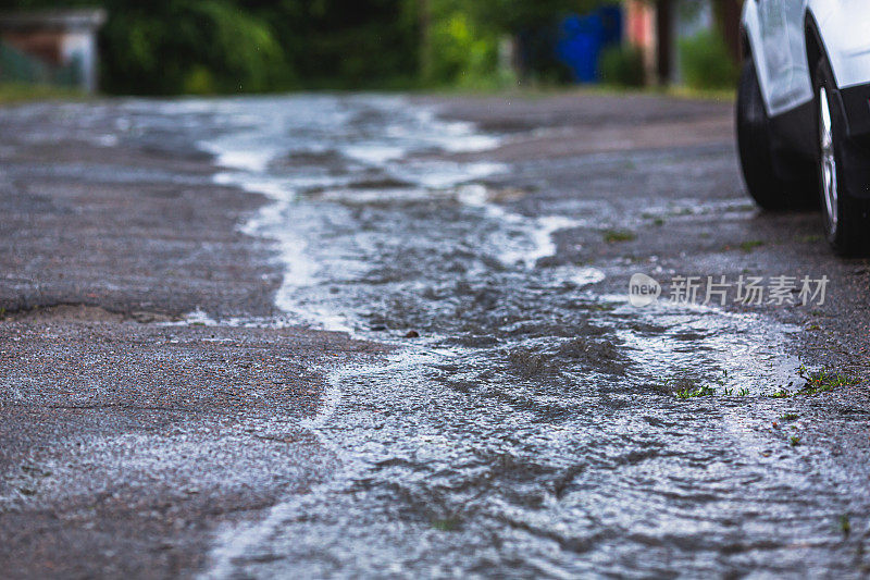 洪水。流动的水。暴雨。多雨的天气