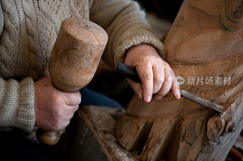 雕刻家的手和锤子细节，而雕刻。