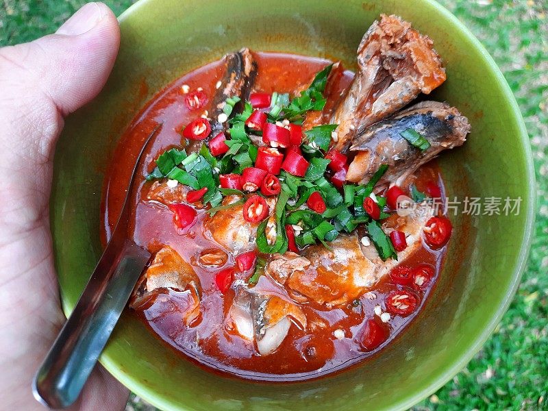 在鲭鱼罐头食品制作中加入欧芹碎和红辣椒。