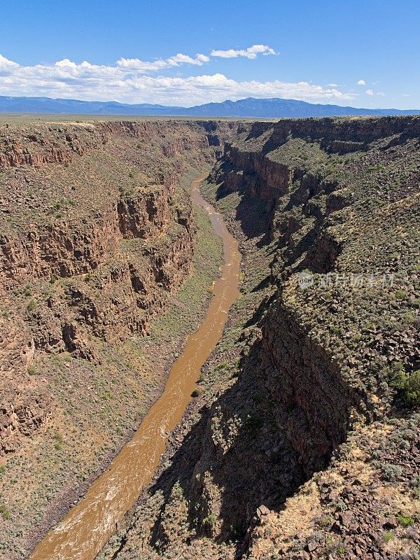 里奥格兰德河的600多英尺峡谷，在美国64号公路附近穿过新墨西哥州