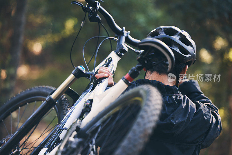 森林，健身，带着头盔在大自然中骑自行车，锻炼冒险小径，健康心态。骑自行车，树林和骑山地车的人在树上锻炼，激励或能量。