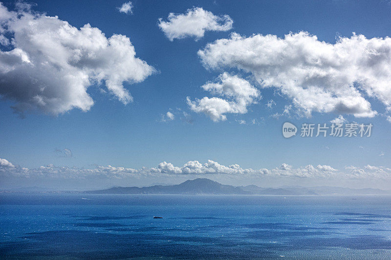 从直布罗陀岩石俯瞰大海和山脉