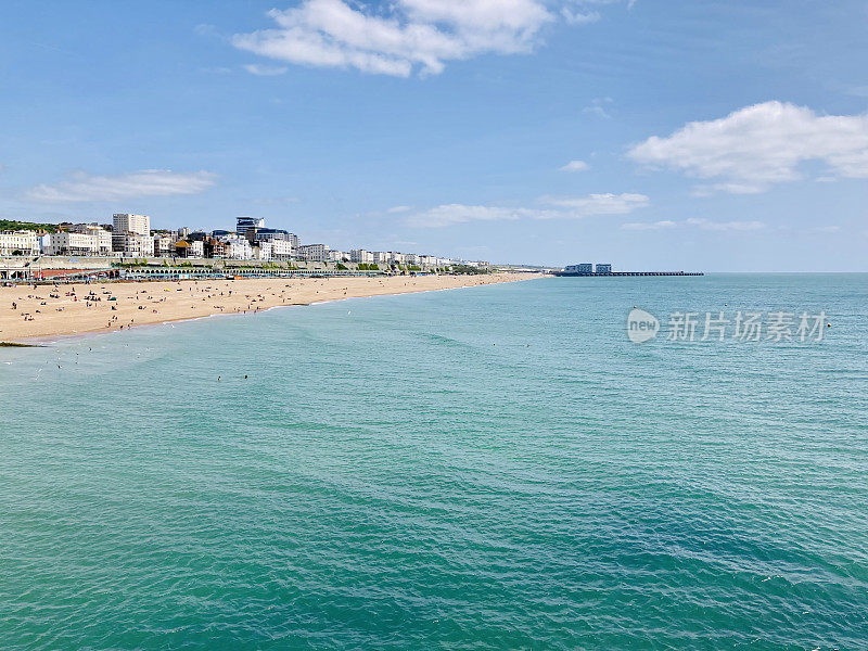 阳光明媚的夏日，布莱顿和布莱顿海滩的天际线