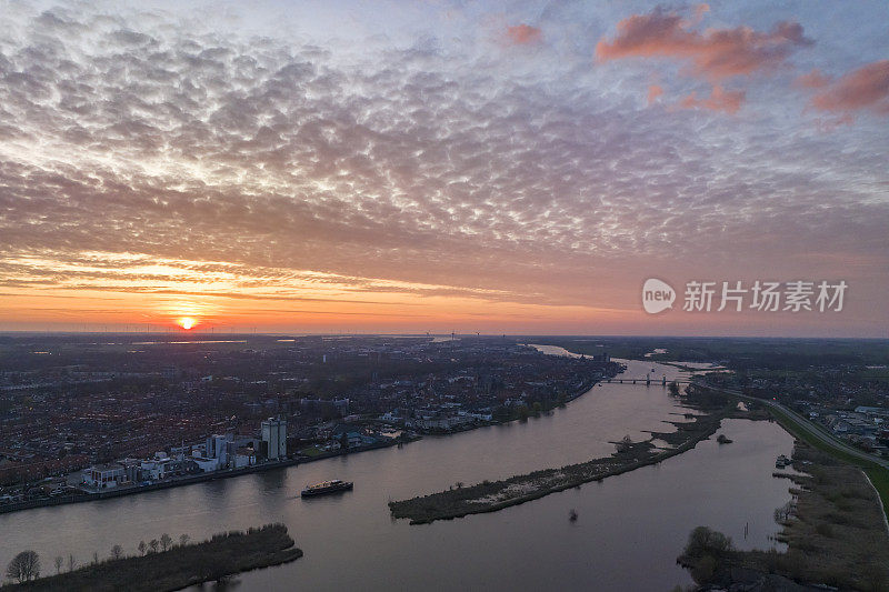 坎彭市艾塞尔三角洲春季日落全景鸟瞰