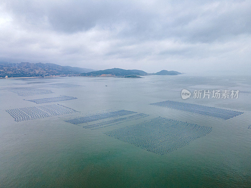 多云海面上的海鲜农场