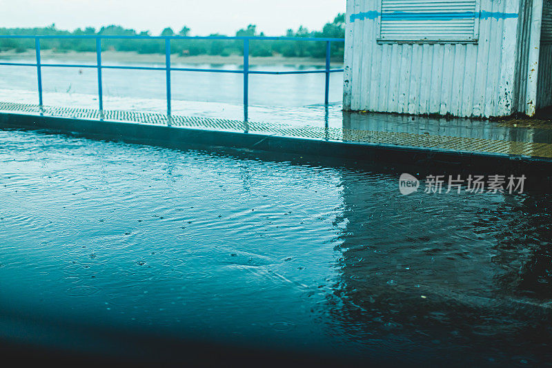 洪水在城市。暴雨。极端天气