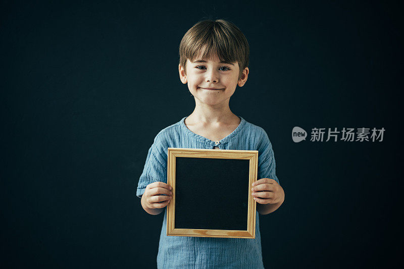 小学生拿着黑板的小男孩