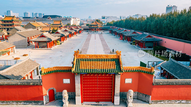 沈阳故宫的风景和中国辽宁沈阳的城市天际线