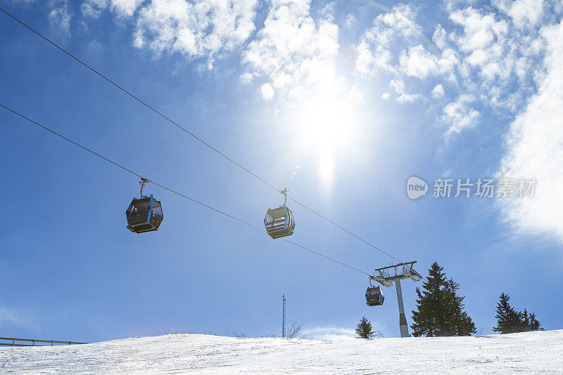 在波斯尼亚和黑塞哥维那的Jahorina滑雪场，滑雪者乘坐缆车