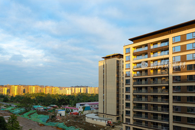 日出的阳光照在成都的住宅楼上