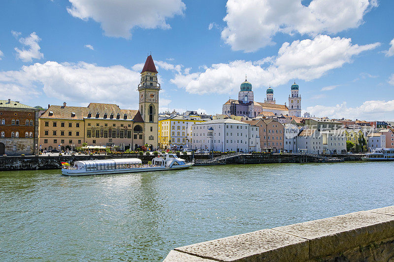 著名城市帕绍的观光旅游。穿过多瑙河可以看到客运港、有市政厅和帕绍大教堂(斯蒂芬大教堂)的老城区。