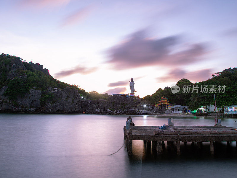 恩和岛上的景观，莲桐塔和观音佛像面朝大海，江省