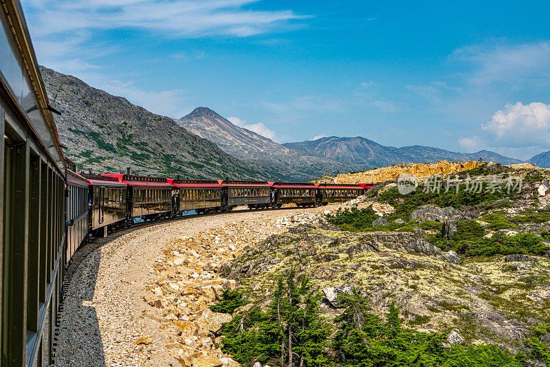 美国阿拉斯加州怀特山口山顶游览列车。