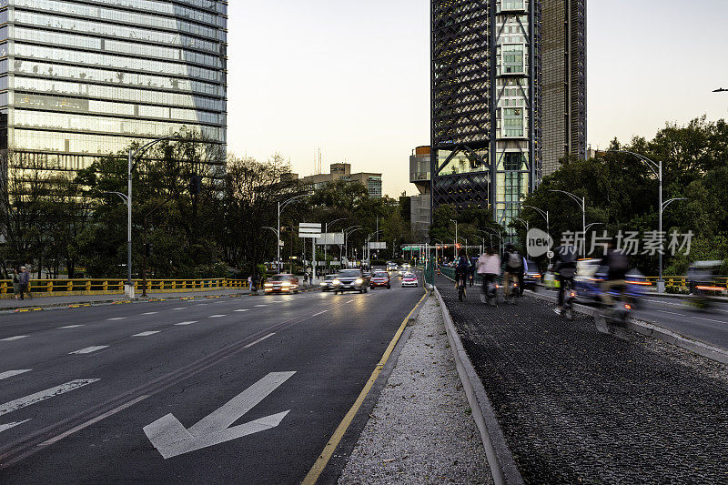 墨西哥城Reforma大道的人行道和自行车道