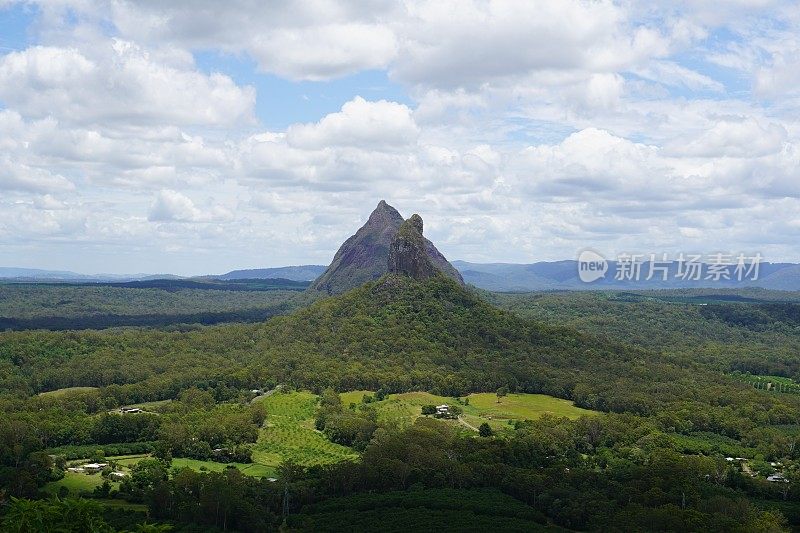 从澳大利亚昆士兰州玻璃屋山脉的Ngungun山顶俯瞰Coonowrin山和Beerwah山