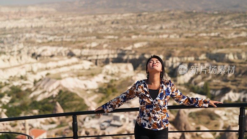 土耳其卡帕多西亚地区多种族女游客的肖像