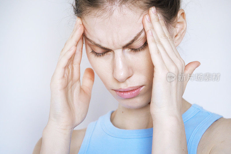 压力山大的金发女人双手抱头偏头痛。精神压力和疼痛概念视频