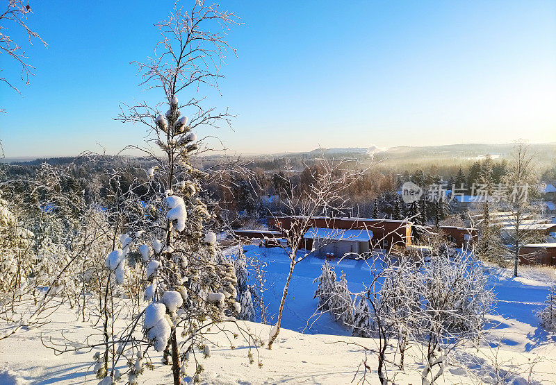 冬天的风景，阳光明媚的日子，美丽的景色从拉赫蒂山到芬兰。拉赫蒂市的住宅区。